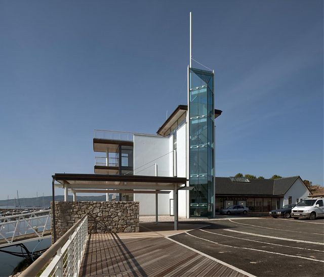 Facilities Building viewing tower and pontoon gatehouse with changing room wing in background. Facilities Building viewing tower and pontoon gatehouse with changing room wing in background.
